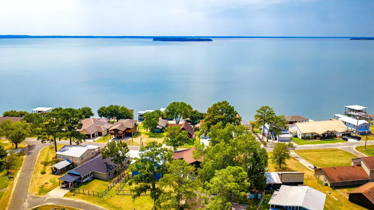 419 W Lake Shore Dr, Livingston, TX 77351 - #1