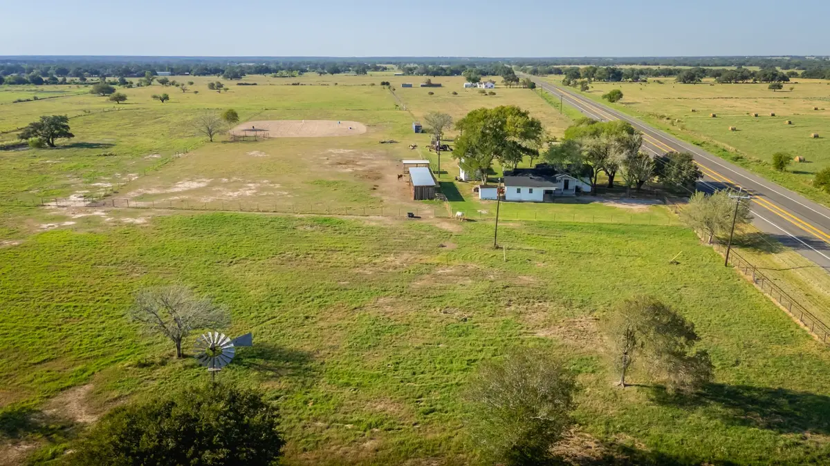 3971 Us Highway 77 S, Hallettsville, TX 77964 - #1
