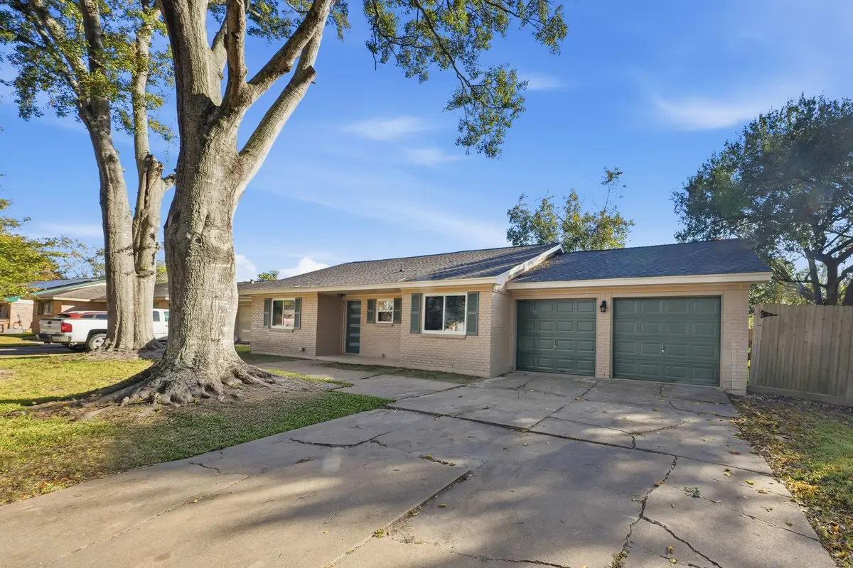 5002 Cedar Creek Drive, Dickinson, TX 77539 - Image #1