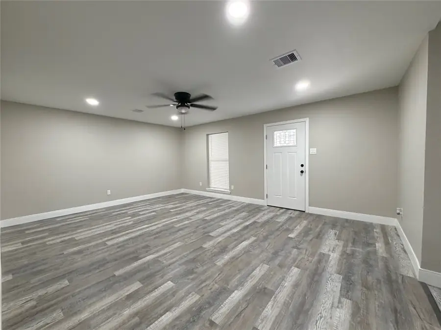 220 Austin St, Angleton, TX 77515 - #2