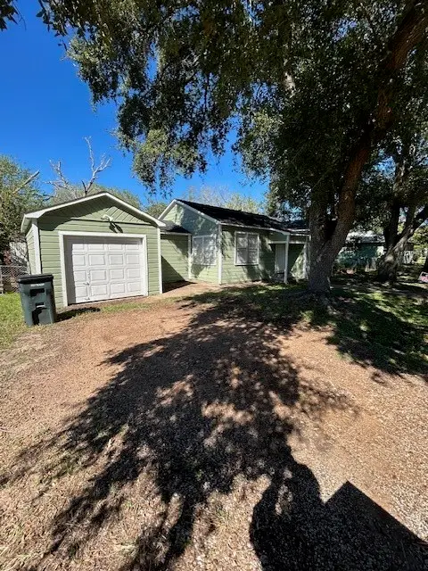 1304 Yupon Street, El Campo, TX 77437