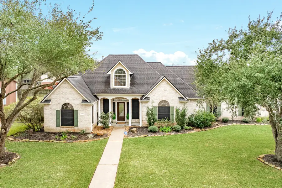 900 N Belle St, Angleton, TX 77515 - #2