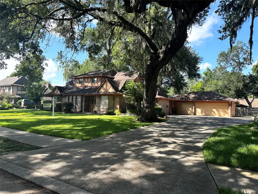 118 Arrowwood Street, Lake Jackson, TX 77566 - #2