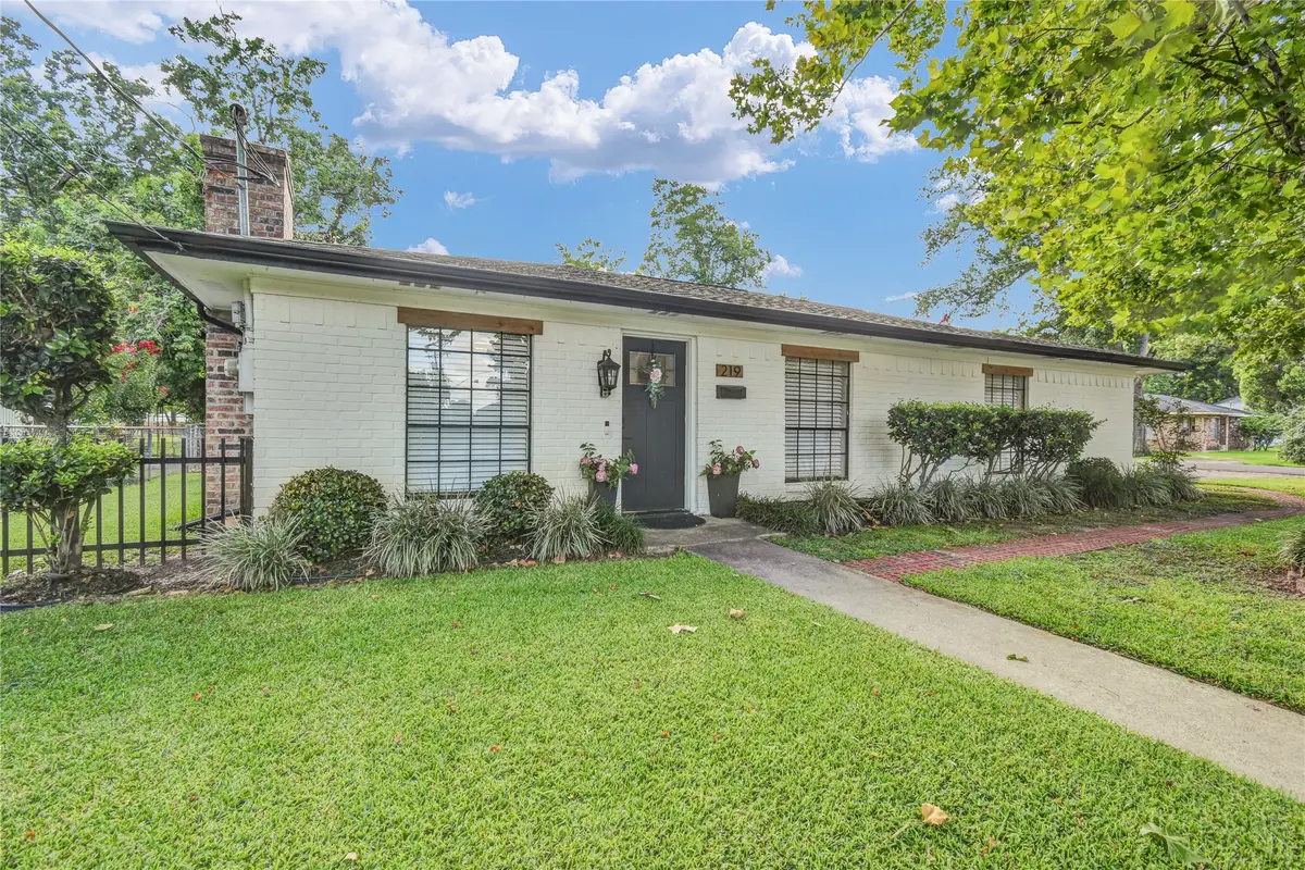 219 S Shanks Street, Clute, TX 77531 - #1