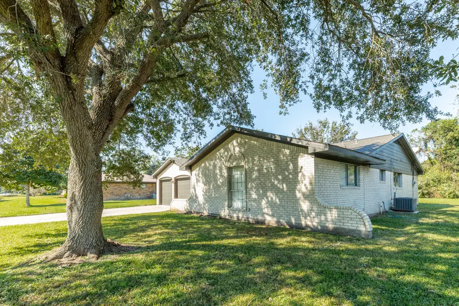 114 Singleton Street, Jones Creek, TX 77541 - Image #2