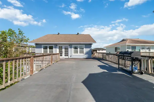 196 Barracuda Street, Hitchcock, TX 77563