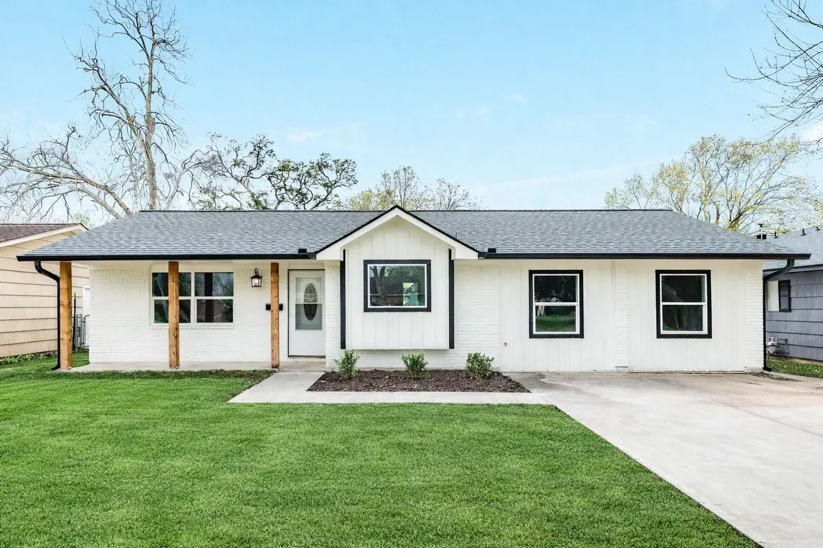 300 N Shanks Street, Clute, TX 77531 - #1