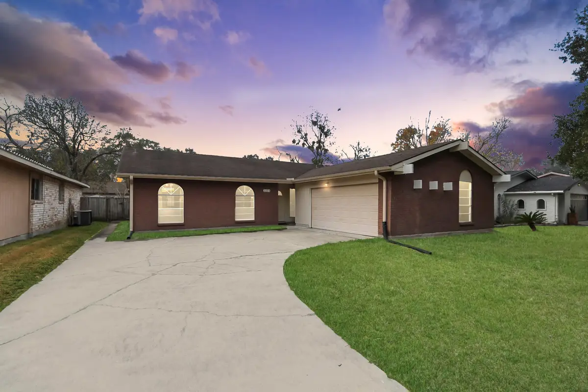 2223 Fairgreen Drive, Missouri City, TX 77489 - Image #1