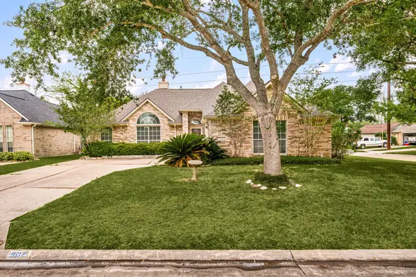 902 W Palmcrest Court, Pearland, TX 77584