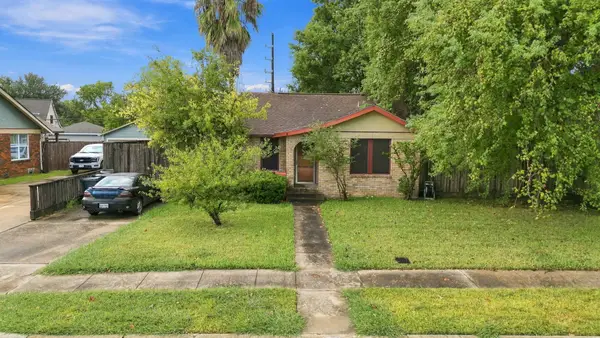 423 Lakeview Drive, Sugar Land, TX 77498
