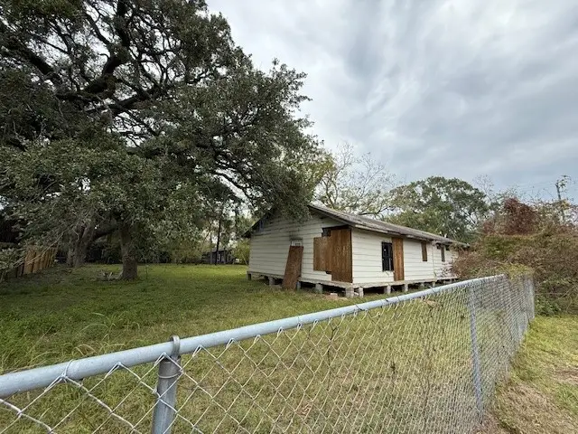 1005 N Jones St, Baytown, TX 77520 - Image #2