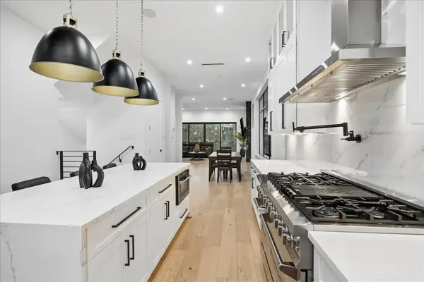 209 W 10th 1/2 Street, Houston, TX 77008