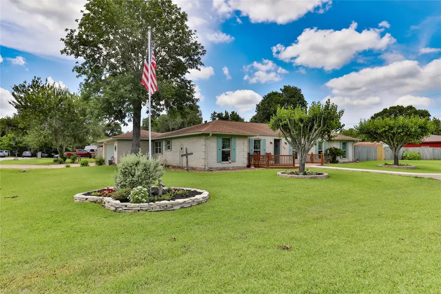 203 Tamarind Street, Lake Jackson, TX 77566 - #3