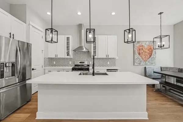 825 Woodcrest Drive, Houston, TX 77018