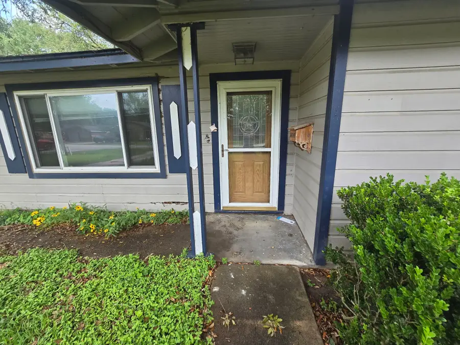 401 E Dumble Street, Alvin, TX 77511 - #2