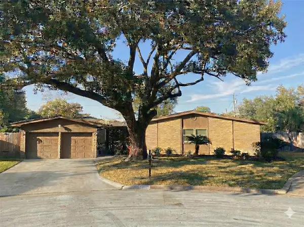 915 Merriman Court, Friendswood, TX 77546
