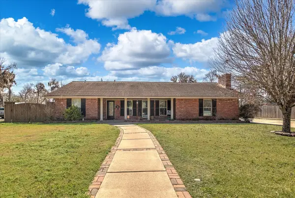 110 Daisy Street, Lake Jackson, TX 77566