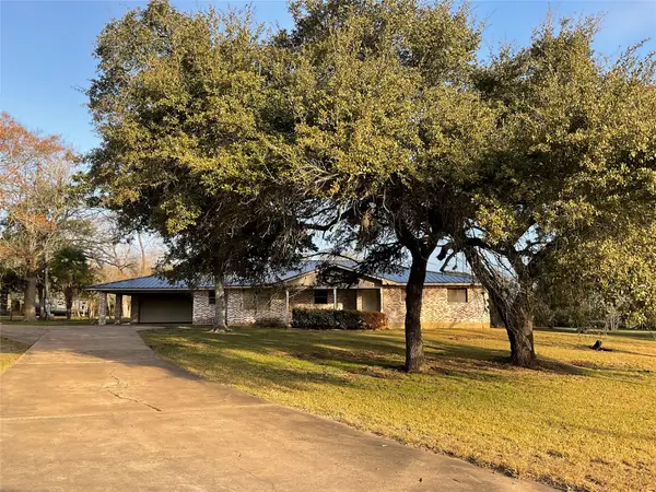 1672 Fm 318, Hallettsville, TX 77964