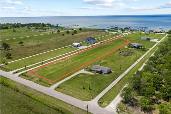 4409 W Bayshore Road, Anahuac, TX 77514