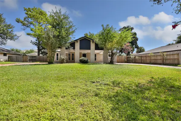 4308 Pine Shadows Street, Dickinson, TX 77539