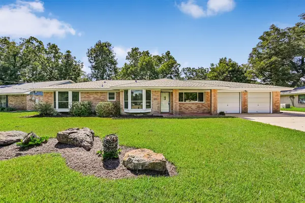 111 Southern Oaks Drive, Lake Jackson, TX 77566