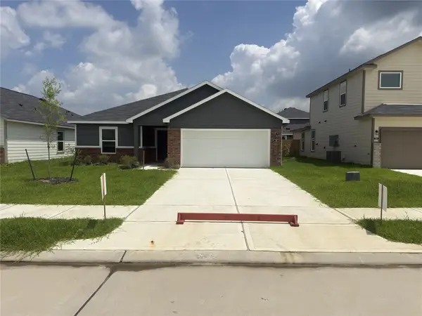 510 Oak Chase Avenue, Dayton, TX 77535