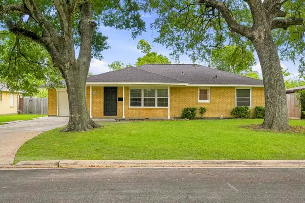 106 S Pin Oak Drive, Texas City, TX 77591