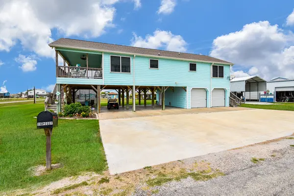 16 Peggy Street E, Palacios, TX 77465