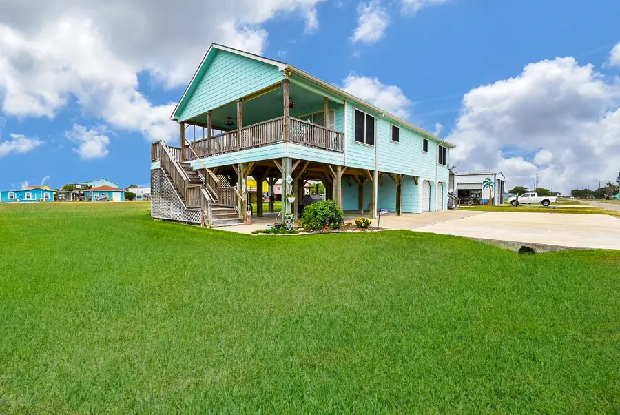 16 Peggy Street E, Palacios, TX 77465 - #3