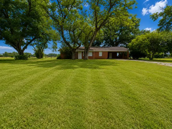 838 S Center Street, Buffalo, TX 75831