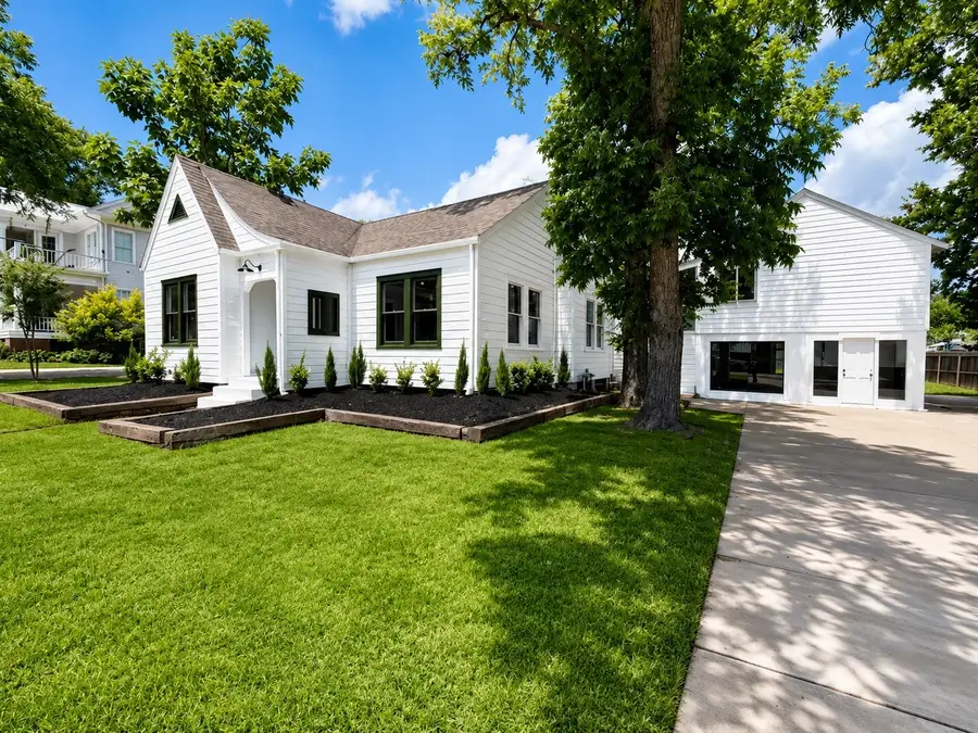122 N Holland Street, Bellville, TX 77418 - #2