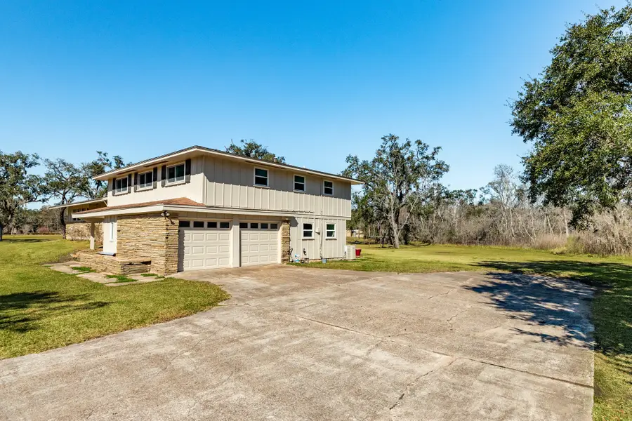 504 W Highway 332 W, Lake Jackson, TX 77566 - #2