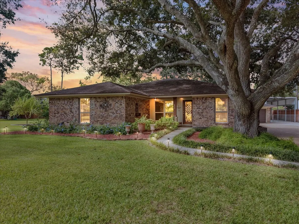 802 Riverside Drive, Alvin, TX 77511 - #1