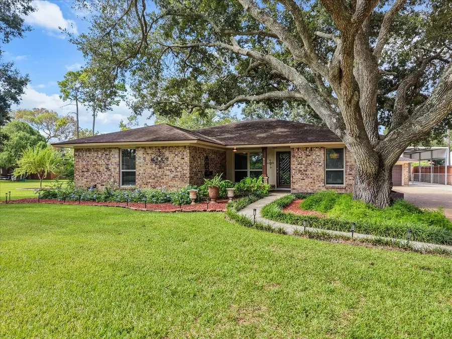 802 Riverside Drive, Alvin, TX 77511 - #2