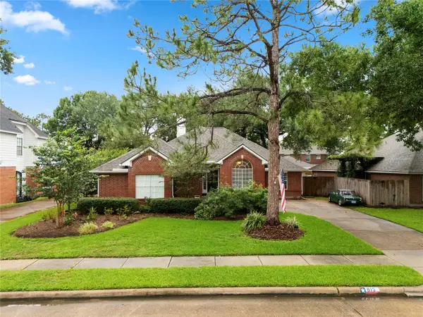 815 Maplewood Falls Court, Houston, TX 77062