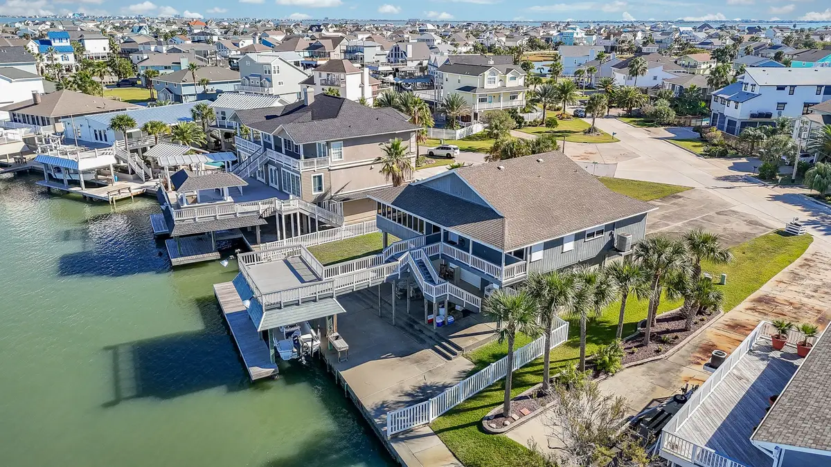 538 Paradise Drive, Tiki Island, TX 77554 - Image #1