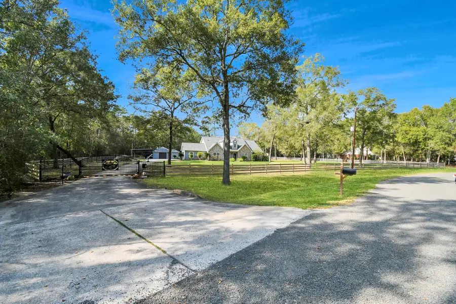 220 Cherokee Circle, Wallisville, TX 77597 - #2