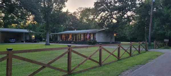 210 N 10th Street, Highlands, TX 77562