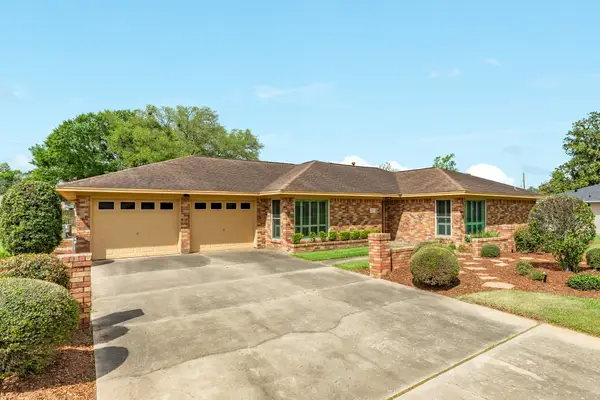 130 Nasturtium Street, Lake Jackson, TX 77566