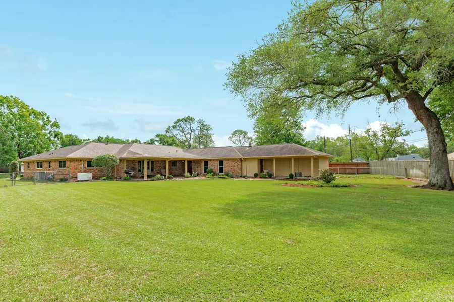 130 Nasturtium Street, Lake Jackson, TX 77566 - #2