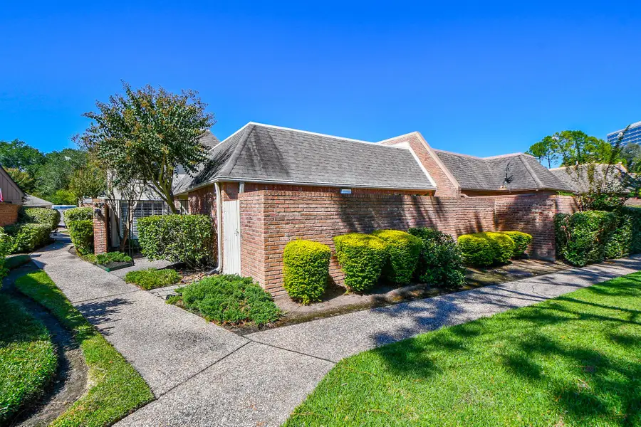 426 E Fair Harbor Lane, Houston, TX 77079 - Image #2