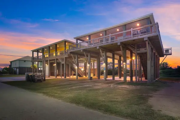 933 & 929 Magnolia Ln Lane, Port Bolivar, TX 77650