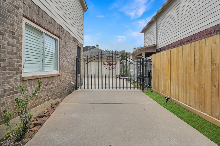 11719 Lakewood Crossing Drive, Tomball, TX 77377 - Image #3