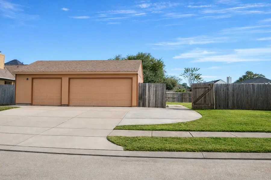 217 Plum Circle, Lake Jackson, TX 77566 - Image #3