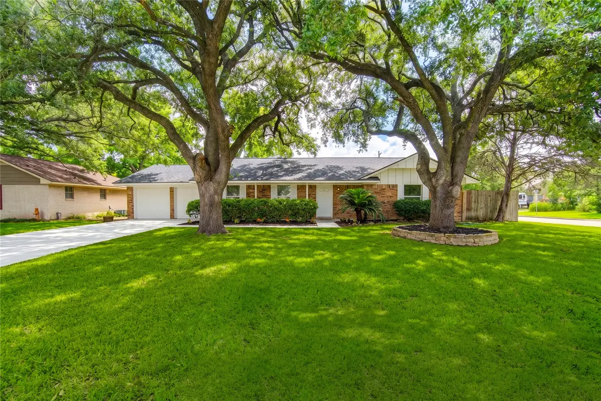 13227 James Lane, Stafford, TX 77477 - #1