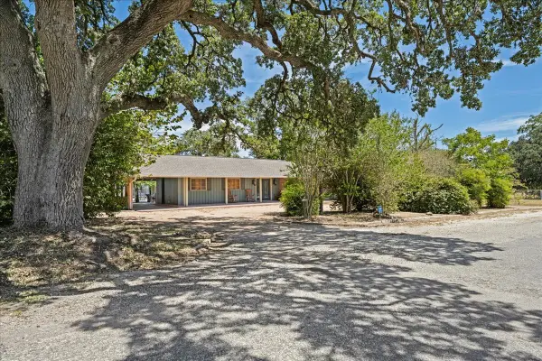 221 E 9th Street, Flatonia, TX 78941
