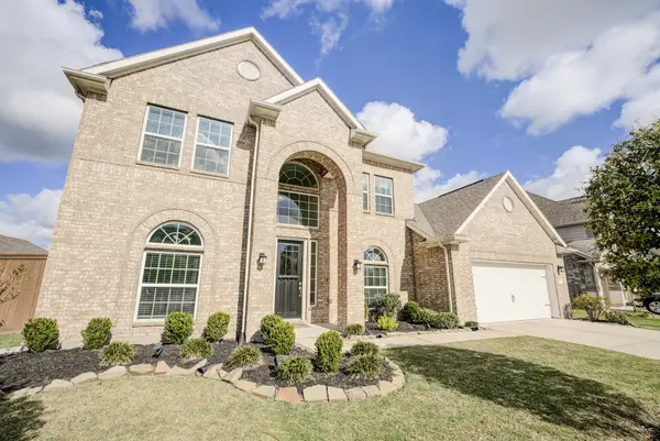 219 Bentwater Lane, Clute, TX 77531