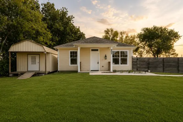 902 Virginia Avenue, League City, TX 77573