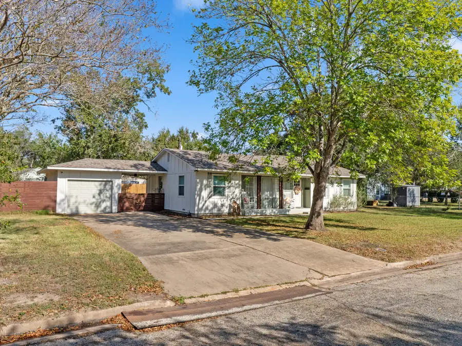 804 Peach Street, El Campo, TX 77437 - Image #2