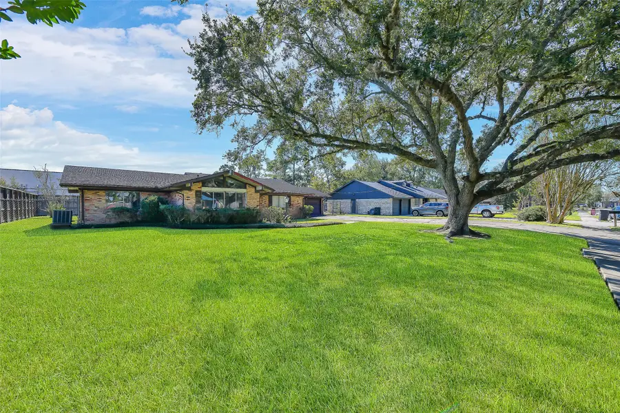 103 Echo Avenue, Friendswood, TX 77546 - Image #2